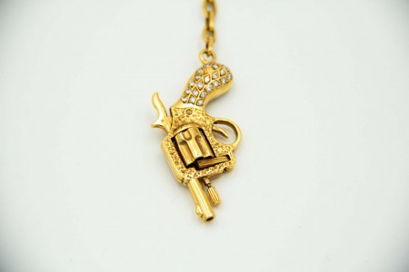 Porta-chaves de ouro amarelo com diamantes (42) em talhe 8/8 em forma de pistola